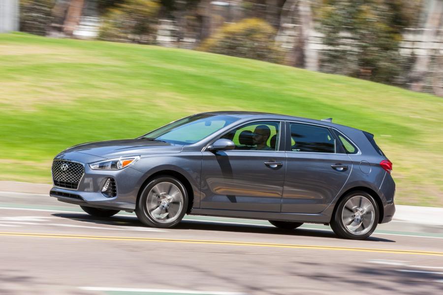  Hyundai Elantra GT 2017 года  (фото 8 из 16)